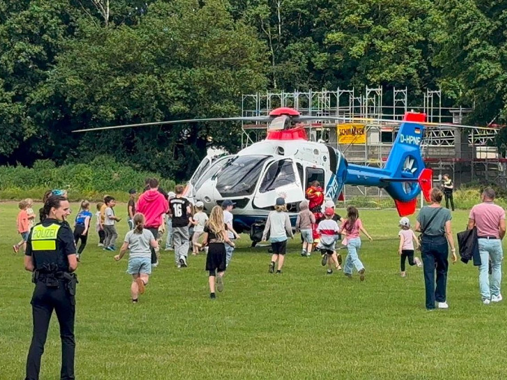 Großes Interesse an der Landung des Polizeihubschraubers auf dem Veranstaltungsgelände der Polizeiakademie Niedersachsen in Oldenburg. (Archiv)