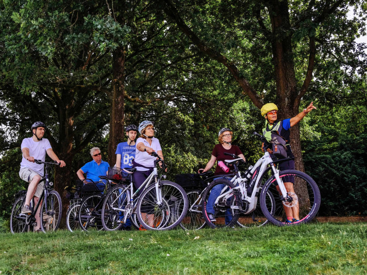 Öffentliche Stadtführungen werden im Juli und August auch mit dem Fahrrad angeboten.