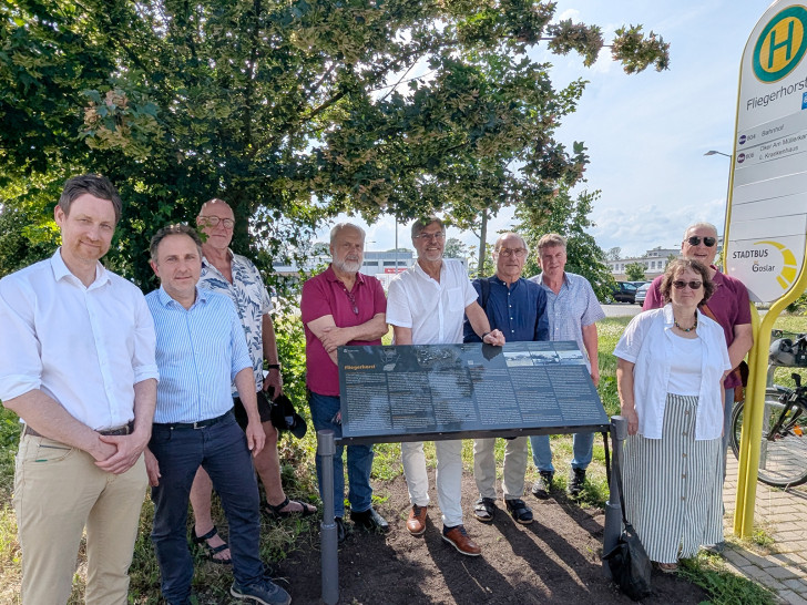 Gleich neben der Bushaltestelle „Fliegerhorst“ wird ab sofort dessen Geschichte erzählt. Die Inbetriebnahme erfolgte in Anwesenheit von Sven Busse (v. li.) und Dr. Falk Lauterbach – beide Stadt Goslar –, Frank Jacobs, Dr. Friedhart Knolle, Dr. Donald Giesecke, Günter Piegsa sowie den Ratsmitgliedern Michael Ohse, Sabine Seifarth und Claus-Eberhardt Roschanski. Auf dem Foto fehlt Martin Mahnkopf.