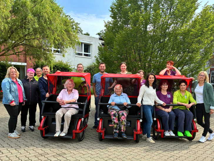 Drei E-Rikschas stehen den Seniorenzentren in Gifhorn und Calberlah jetzt zur Verfügung.
