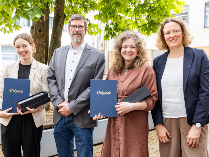 Ostfalia-Lehrpreis 2026 (von links): Preisträgerin Lea Eileen Brauner (Beste Lehrveranstaltung), Ostfalia-Vizepräsident Prof. Dr. Thomas Benda, Preisträgerin Kyra Jantzen (Beste Lehre), Festrednerin Prof. Dr. Claudia Schäfle von der TH Rosenheim.