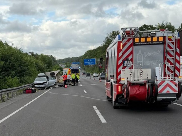 Das Auto war samt Wohnwagen in die Leitplanke geraten.