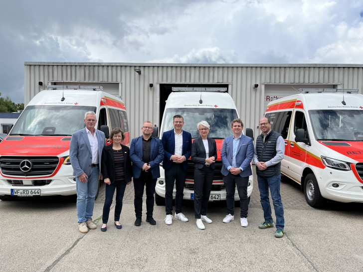 Begleiteten gemeinsam die Übernahme der Fahrzeuge: Jürgen Fricke (Landkreis), Heike Kanter (DRK-Präsidentin), Olaf Glaeske (Landkreis), DRK-Rettungsdienst Geschäftsführer Björn Försterling, Landrätin Christiana Steinbrügge, Steffen Tegtmeier (Rettungsdienstleiter) und Helge Trauden (Ärztlicher Leiter Rettungsdienst).