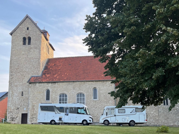 Mit dem Wohnmobil direkt im Schatten der Kirche übernachten: Das ist hier in evessen möglich. 