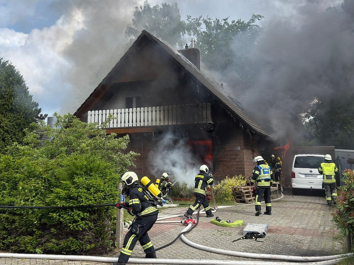 Atemschutzgeräteträger leiteten vor Ort umgehend Maßnahmen zur Menschenrettung und Brandbekämpfung ein.  (Archiv)