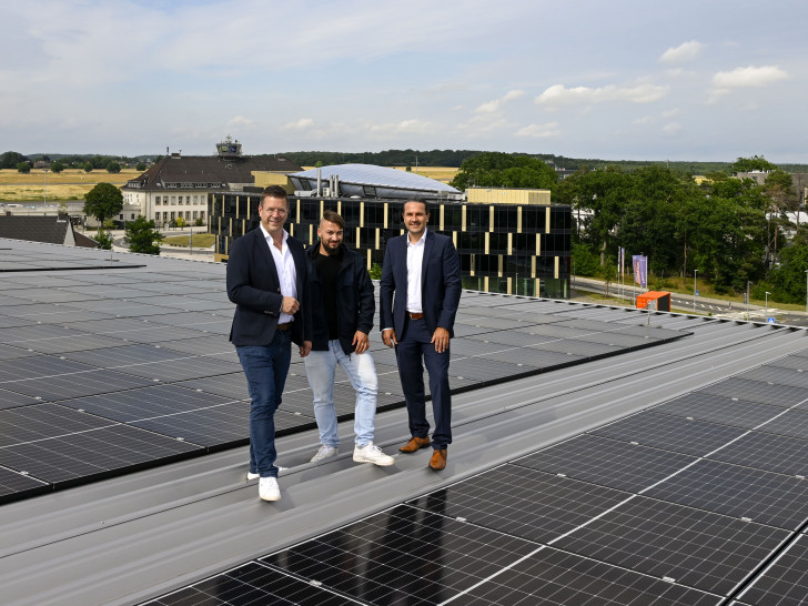 Auf dem Bild vlnr: Kai Florysiak (Geschäftsführer der Braunschweiger Parken GmbH), André Koczy (zuständiger Projektleiter der BRAWO GE Solution), Lukas Ritzka-Cole (Geschäftsführer der BRAWO GE Solution).
