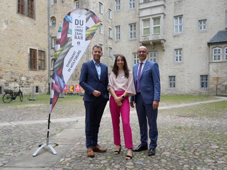 Luden zum Ehrenamtsfest ins Schloss Wolfsburg: Oberbürgermeister Dennis Weilmann, Dora Balistreri (Leiterin Stabsstelle Ehrenamt) und Stefan Gratzfeld, Vorstandsvorsitzender der Sparkasse Celle-Gifhorn-Wolfsburg.