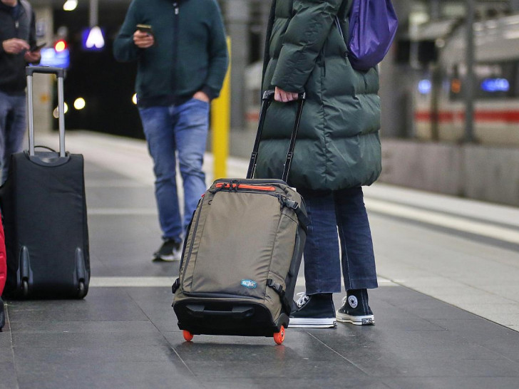 Reisende bei der Deutschen Bahn (Archiv)