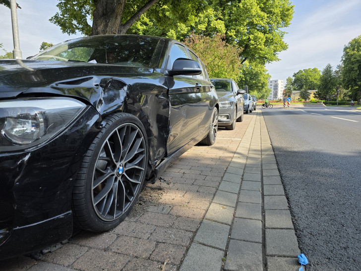 Beschädigte Autos: Auch am Tag nach dem Unfall in Wolfenbüttel sind noch Spuren zu erkennen.