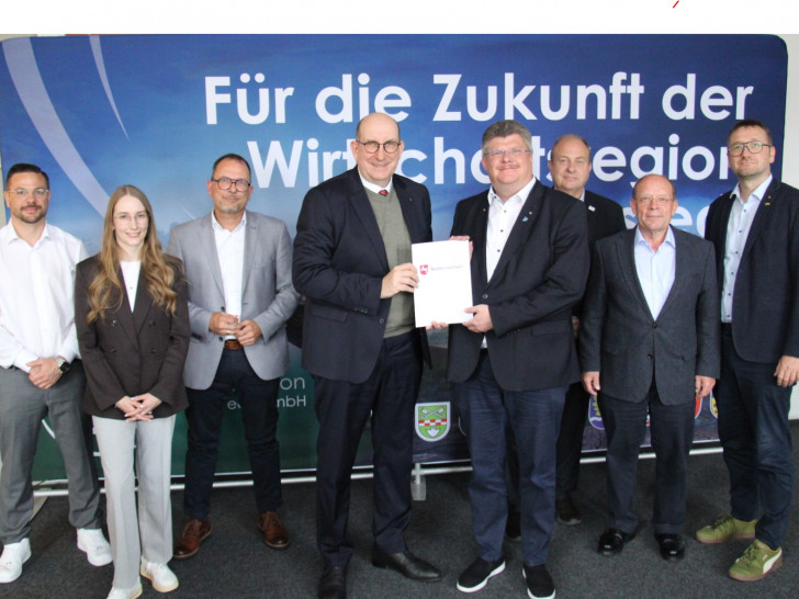 Staatssekretär Matthias Wunderling-Weilbier übergibt den Förderbescheid für die nächste Planungsphase des Industrie- und Gewerbegebietes A2/A39 an Vertreter von Landkreis Helmstedt, Stadt Königslutter am Elm und Wirtschaftsregion Helmstedt.