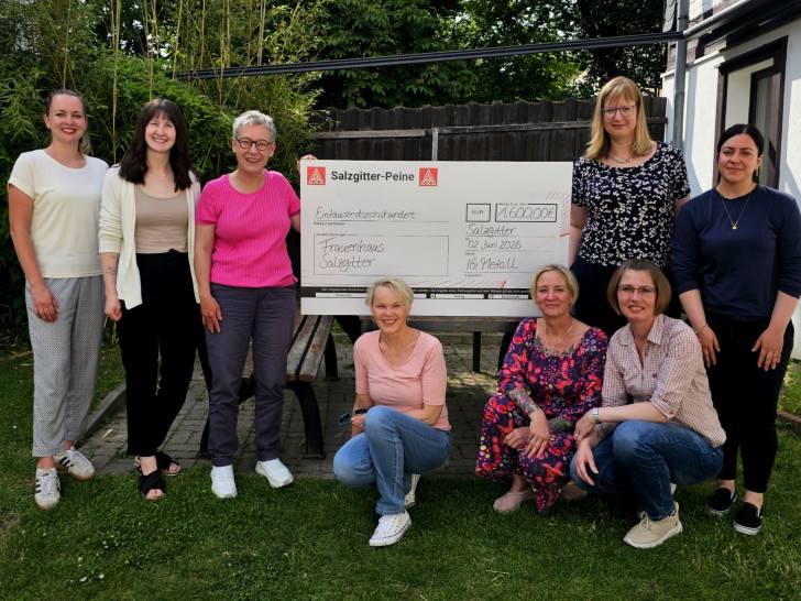 Stehend v.l.n.r.: Christin Kuffner, Lena Brinkmann, Marion Koslowski-Kuzu, Jasmine Werner, Özlem Demirören/ sitzend v.l.n.r.: Susanne Koch, Anja Brennecke, Stefanie von Pock.