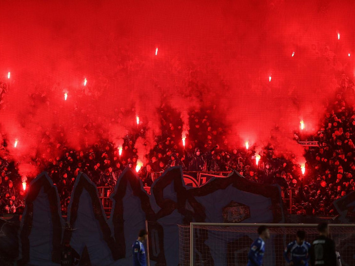 Fußball-Fans mit Pyrotechnik (Archiv)