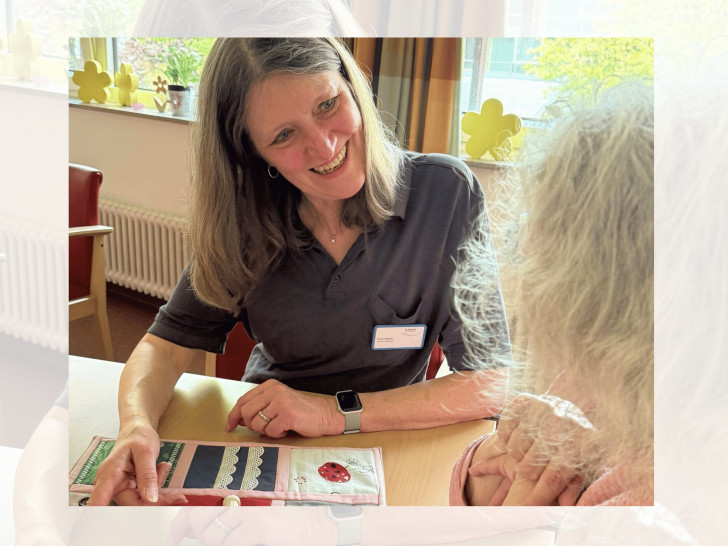 Nesteldecken laden zum haptischen Erkunden ein und bieten Gesprächsstoff, wenn Barbara Hocke Zeit mit einer Patientin verbringt.