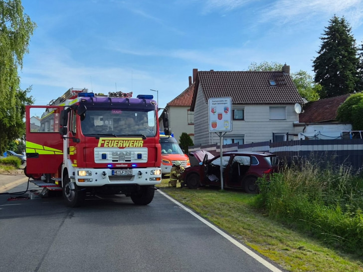 Der Wagen war letztlich gegen einen Zaun gekracht.