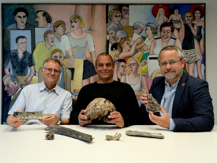 Übergaben Museumsleiter Arne Homann (rechts) kürzlich einen Mammut-Backenzahn und viele weitere Eiszeit-Funde aus dem Salzgitter-See: Lutz Fleddermann (links, mit Stoßzahnfragment) und Daniel Kehe (Mitte, mit Backenzahn).  