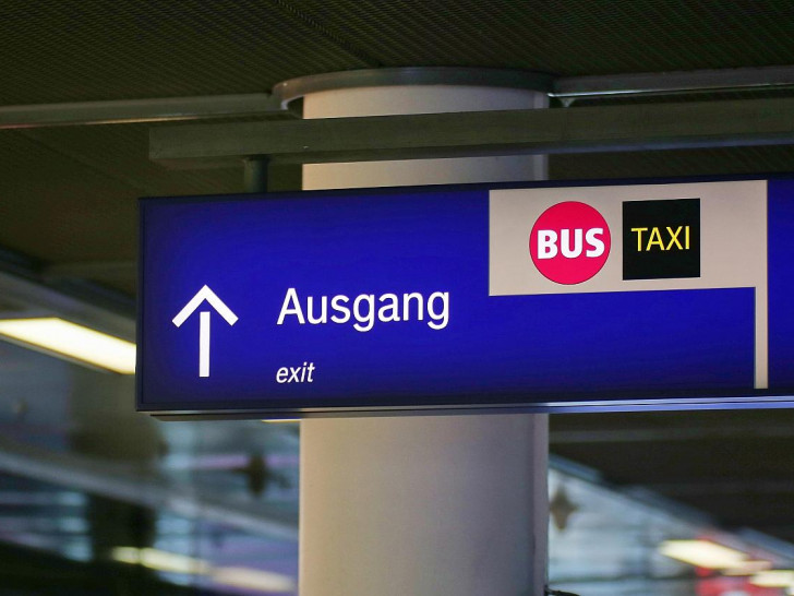 Ausgangsschild bei der Bahn (Archiv)