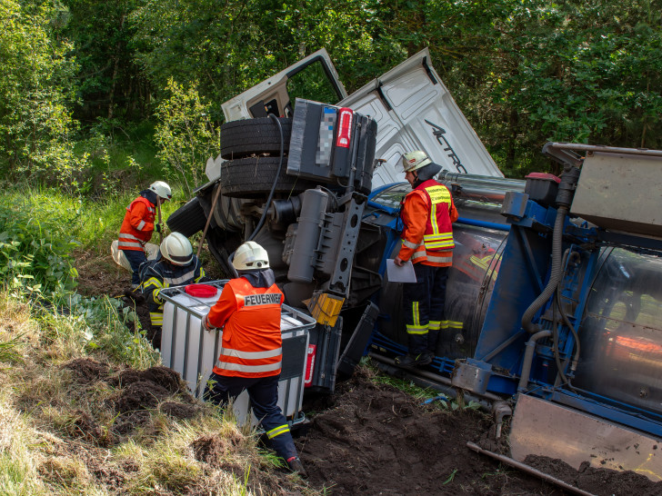 Der mit Gefahrgut beladene Lkw war im Graben gelandet.