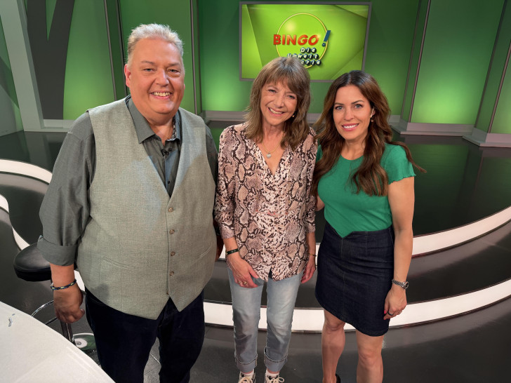 Nach der Sendung gab es für Christine noch ein Erinnerungsfoto mit den Moderatoren Michael Thürnau und Jule Gölsdorf (re.).