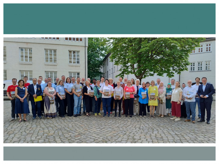 Landrat Philipp Raulfs (rechts) überreichte während der Ehrenamtsgala des Landkreises Gifhorn die Urkunden an die ehrenamtlich Engagierten.
