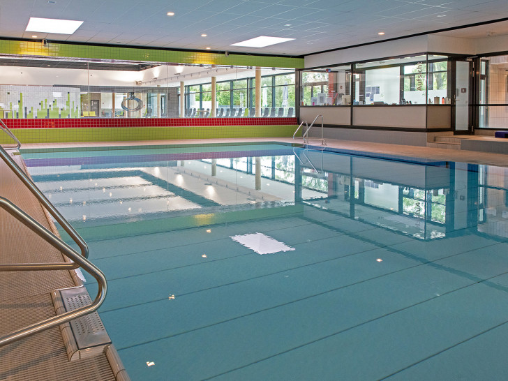 Auch für das beliebte Babyschwimmen sind aktuell noch wenige Restplätze frei.