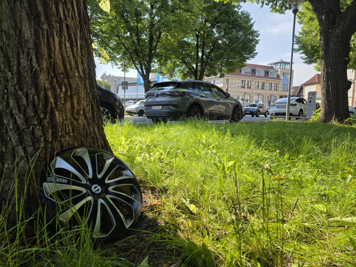 Die Radkappe einer italienischen Racing-Marke lag am Unfallort.