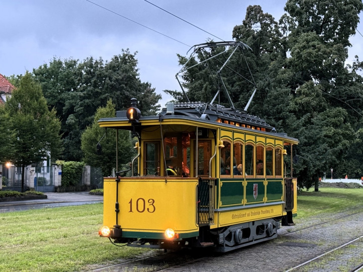 Am Wochenende kann man Rundfahrten mit dem Triebwagen 103 machen.