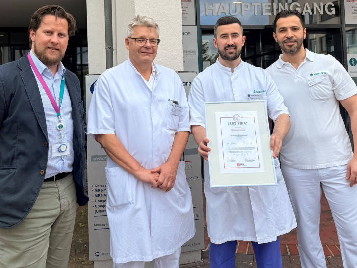 Freuen sich über die Auszeichnung: das Team der Kardiologie der Asklepios Harzkliniken, v. r. , Dr. Basheer Ziadeh, Leiter der Interventionellen Kardiologie , Oberarzt Dr. med. Halit Popi, Prof. Dr. med. Thomas Wittlinger, Chefarzt der Medizinischen Klinik I, sowie Klinikmanager Dorian Denner