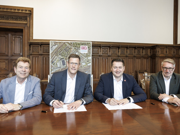 Thorsten Sponholz, Sprecher der Betriebsleitung Siemens Mobility Braunschweig,  Marc Ludwig, CEO Rail Infrastructure bei Siemens Mobility, Oberbürgermeister Dr. Thorsten Kornblum, Stadtbaurat Gerold Leppa, zuständig für Stadtentwicklung und Wirtschaft bei der Unterzeichnung des Memorandum of Understanding im Braunschweiger Rathaus.