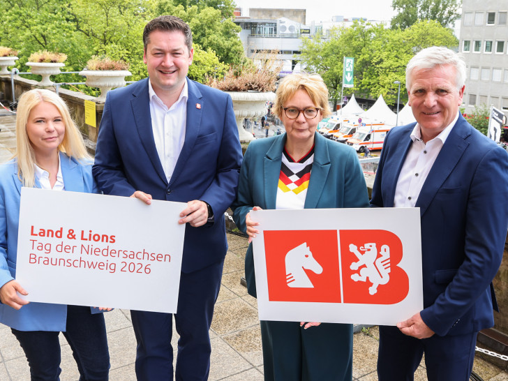 Zwischenbilanz am Sonntagmittag: Die Niedersächsische Ministerin für Inneres, Sport und Digitalisierung Daniela Behrens (2. v. r.), Oberbürgermeister Dr. Thorsten Kornblum (2. v. l.), Thomas Ring, Polizeipräsident der Polizeidirektion Braunschweig und Nina Fritzler, Geschäftsführerin der Braunschweig Stadtmarketing GmbH freuen sich über den bisherigen Erfolg des Tags der Niedersachsen in Braunschweig.