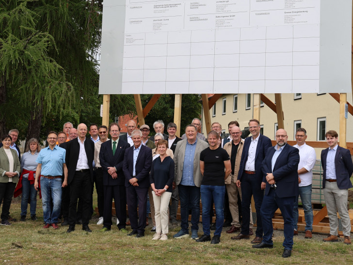 Beim Baustart unter anderem dabei: Frank Guder (Objektplanung Architekten gjh), Ortsbürgermeister Andreas Triebe, Oberbürgermeister Frank Klingebiel, Astrid Paus (Dezernatsleiterin im Amt für regionale Landesentwicklung Braunschweig), Michael Letter (Vorsitzender des Rates der Stadt Salzgitter), Stefan Klein (MdL und 1. Bürgermeister).