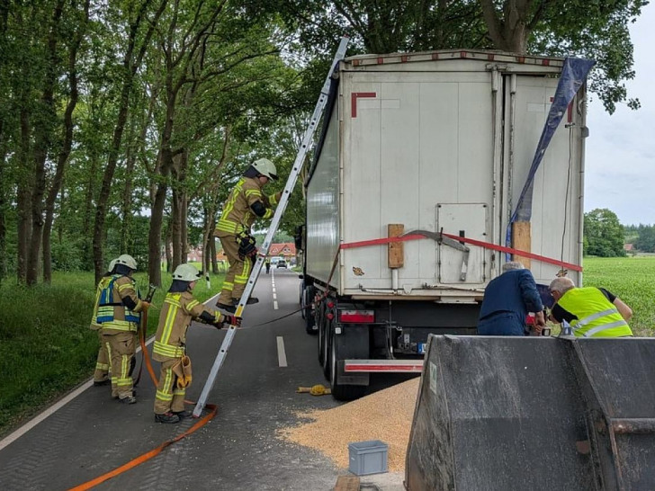 LKW mittels Spanngurten gesichert (Archiv)