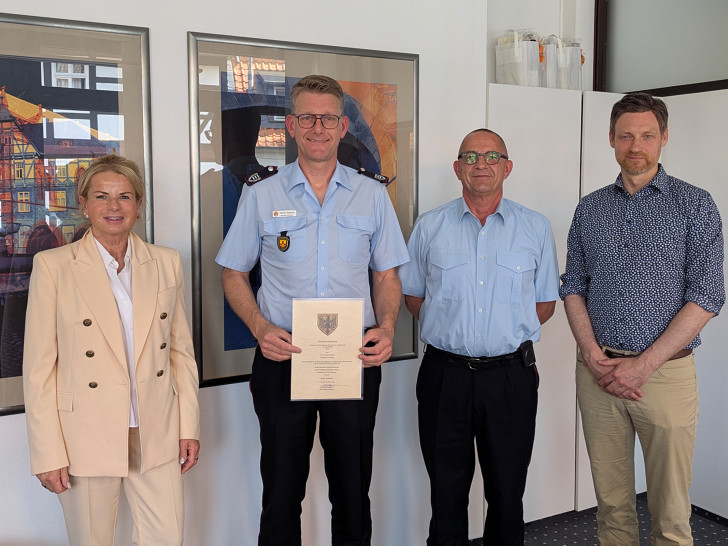 Oberbürgermeisterin Urte Schwerdtner (li.) hat im Beisein von Sven Busse (v. li.), Geschäftsbereichsleitung Bildung, Kultur und Ordnung der Stadt Goslar, und Stadtbrandmeister Christian Hellmeier die Ernennungsurkunde zum stellvertretenden Ortsbrandmeister an Christian Heskamp übergeben.