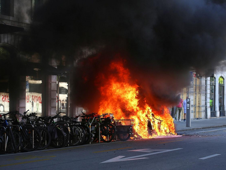 Ein Fahrzeug steht beim Anti-G7-Protest in Genf in Flammen am 14.06.2026