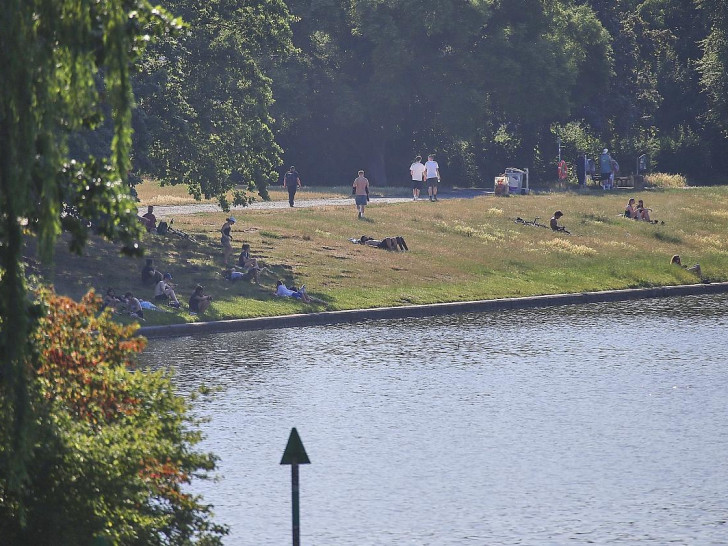 Leute liegen Ende Juni 2026 auf einer Wiese