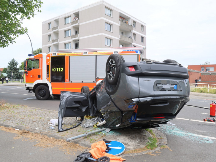 Eines der Autos war auf dem Dach gelandet.