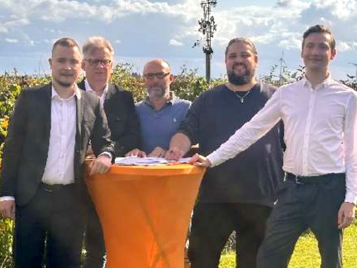 Die Freien Wähler Braunschweig an einem Tisch voller Unterschriften: (von links) Julius Königshöfen, Mathias Kolban (Wahlbereich 130 Mitte), Olaf Funke (Wahlbereich 222 Südwest), Adrian Sossna (Wahlbereich 130 Mitte) und Anthony Kaye.