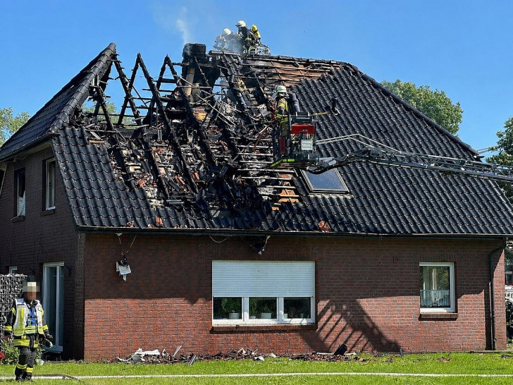 Geestland: Einfamilienhaus nach Dachstuhlbrand vorerst unbewohnbar (Archiv)