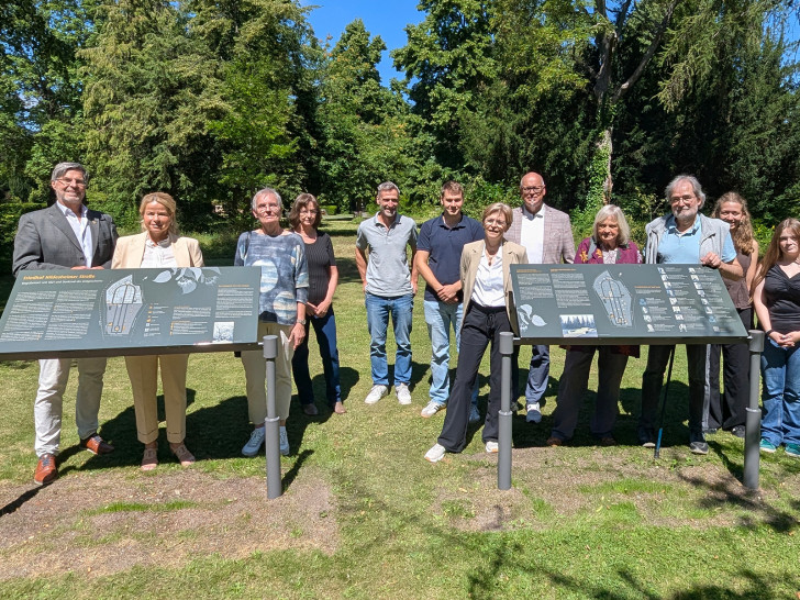 Oberbürgermeisterin Urte Schwerdtner hat die Informations-Stele auf dem Friedhof „Hildesheimer Straße“ kürzlich im Beisein zahlreicher Projektbeteiligter eingeweiht.