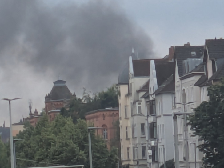 Auch aus weiter Entfernung war die Rauchentwicklung (hier aus Richtung Norden mit Blick auf die Husarenkaserne) zu sehen.