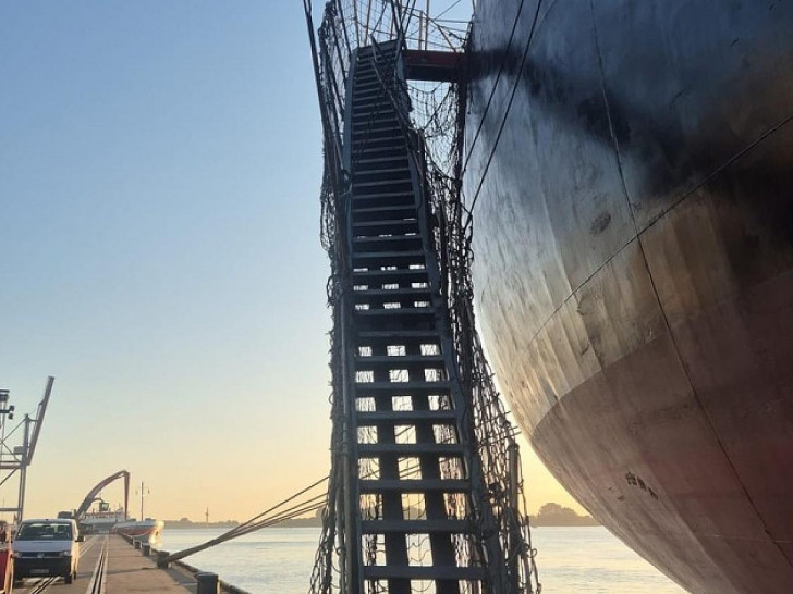 Beschädigte Gangway des Massengutschiffes (Archiv)