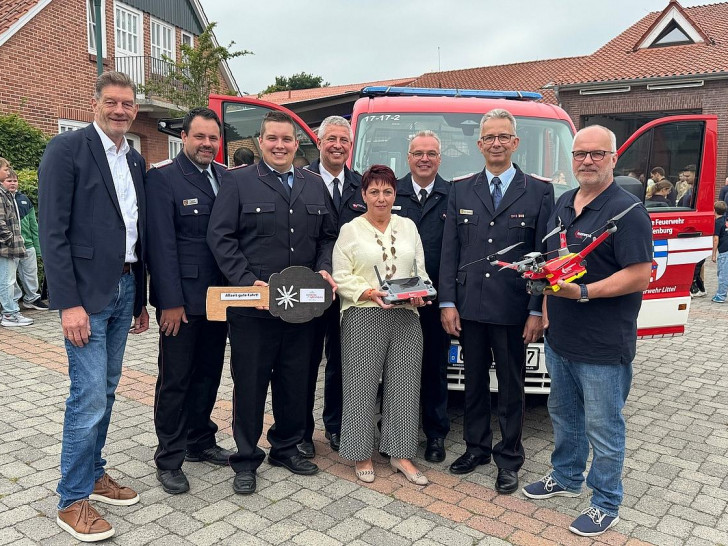 Übergabe MTW und Drohne (v. l. n. r.) Bürgermeister Christoph Reents, Ortsbrandmeister Tobias Hollmann, Gerätebeauftragter Phil Spille, Gemeindebrandmeister Maik Bäcker, Vorsitzende des Feuerwehrauschusses Ada Heptner, Kreisbrandmeister Frank Hattendorf, stellvertretender Ortsbrandmeister Ralf Schwantje, Fachgruppeneiter Drohne Frank Kirsch (Archiv)