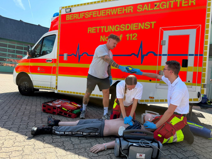 Bild einer Übergabe eines Ersthelfers an den Rettungsdienst.