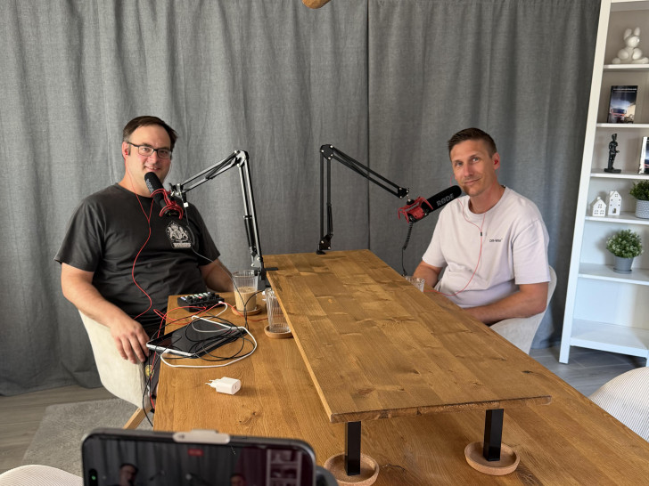  Sven-Michael Jacobs und Nico Leiser bei der Aufnahme im „Home-Studio“ in Leisers Wohnzimmer