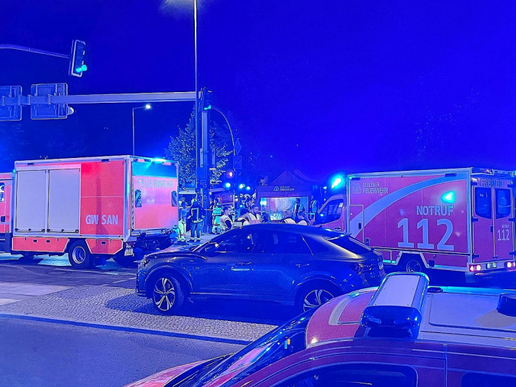 Auto fährt bei CSD in Menschenmenge am 25.07.2026