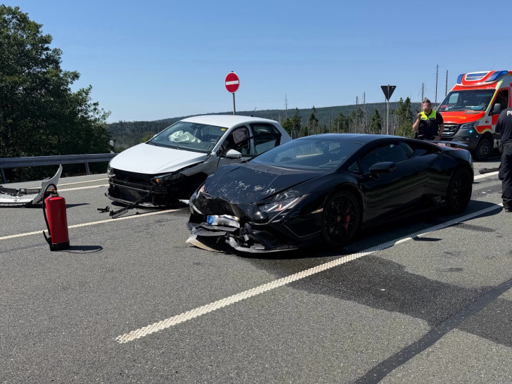 Beide Autos mussten abgeschleppt werden.