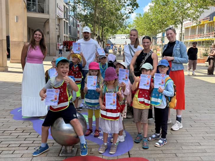 Im Rahmen einer Beteiligungsaktion konnten Kinder erneut Entwürfe für temporäre Hüpf- und Bodenspiele in der Wolfsburger Innenstadt einreichen. Die Wolfsburg Wirtschaft und Marketing GmbH ehrt nun die vom Kinderbeirat ausgewählten Gewinnerentwürfe.