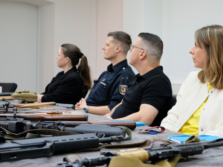 Mitarbeiter der Waffenbehörde wurden in der vergangenen Woche von Experten der Polizei Goslar im sicheren Umgang mit Waffen geschult. 