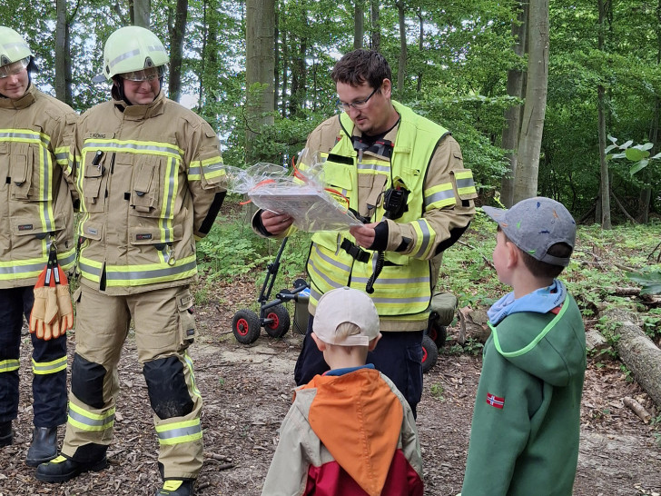 Die Feuerwehr probte mit den Kindern der " „Waldfüchse" den Ernstfall.