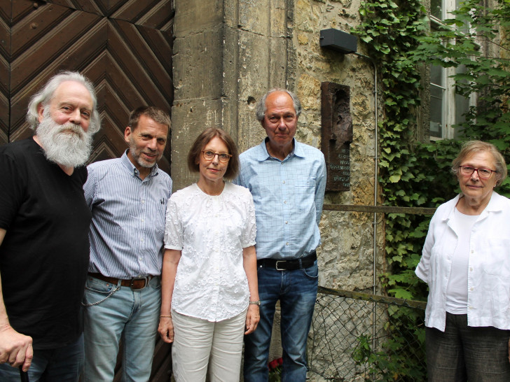 Bei der Reliefenthüllung (v.li.): Künstler Denis Stuart Rose, der ehemalige Pastor Thomas Capelle, Dr. Regine Meyer- Arlt, Pressesprecherin der Westermannverlagsgruppe, Mitinitiator Uwe Otte und Edelgard Hahn, zweite stellvertretende Bürgermeisterin der Gemeinde Lehre.