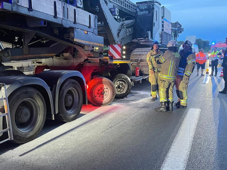 Einsatzkräfte am Schwertransporter (Archiv)